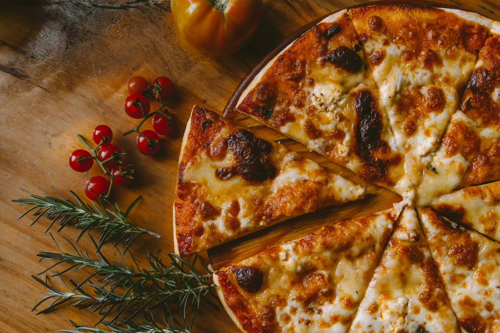 Smoke & Sizzle Pizza serves handcrafted, wood-fired pizzas made with fresh ingredients and premium toppings. Every slice is baked to perfection, delivering a smoky flavor and unforgettable taste.